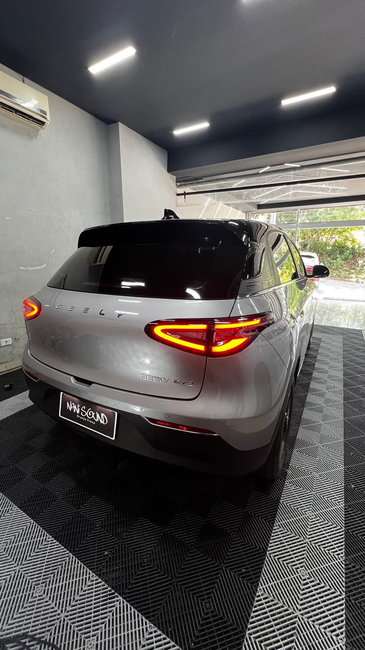 Carro com película na Nani Sound, atendendo Jandira