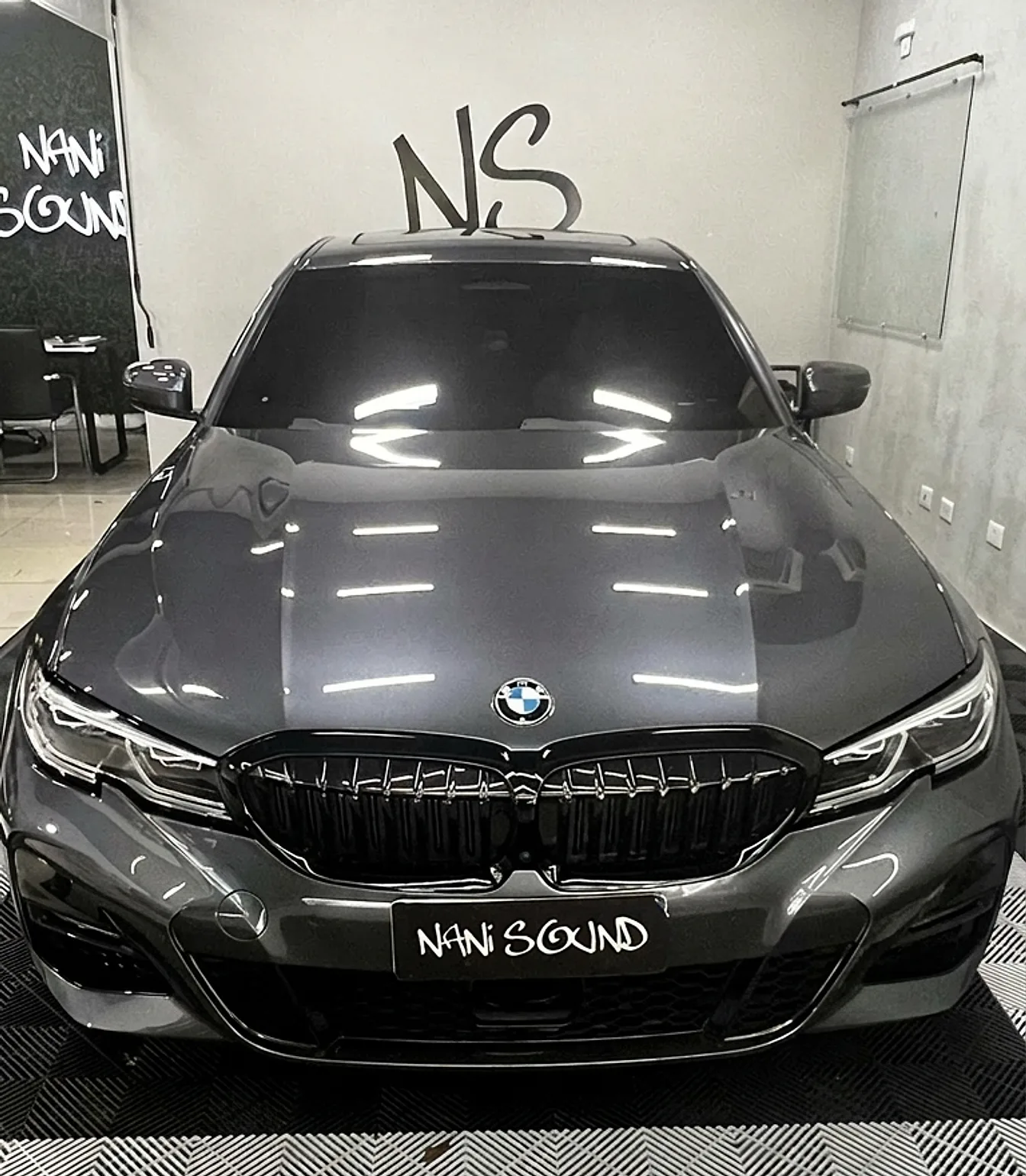 BMW 320i M Sport cinza com PPF na cabine da Nani Sound Granja Viana