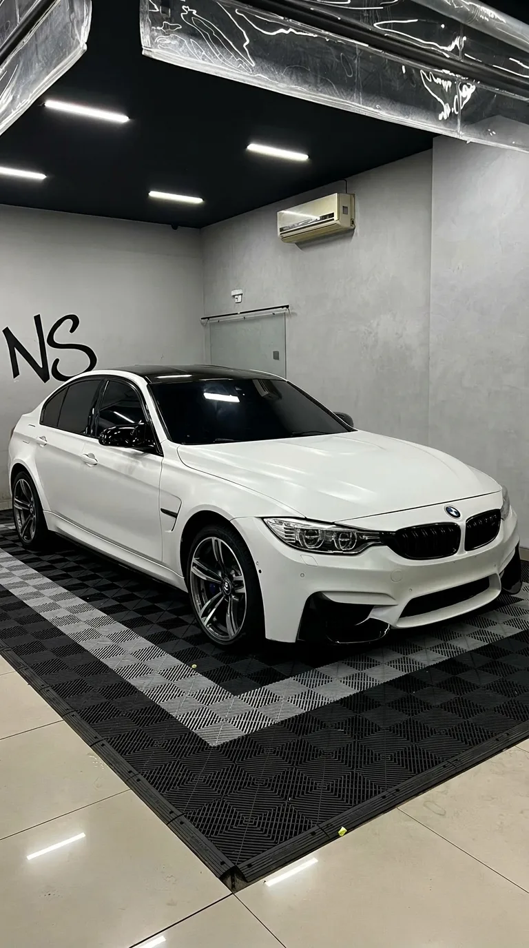 BMW M3 branca com teto preto na cabine da Nani Sound Granja Viana