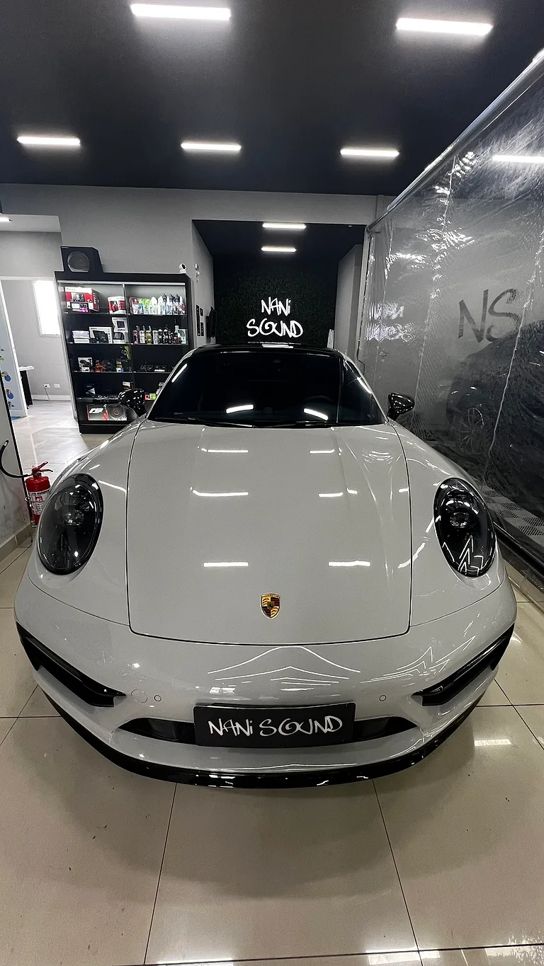 Porsche 911 branco com PPF na cabine da Nani Sound Granja Viana