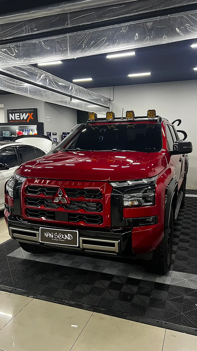 Mitsubishi Triton Katana vermelha com PPF na cabine da Nani Sound Granja Viana